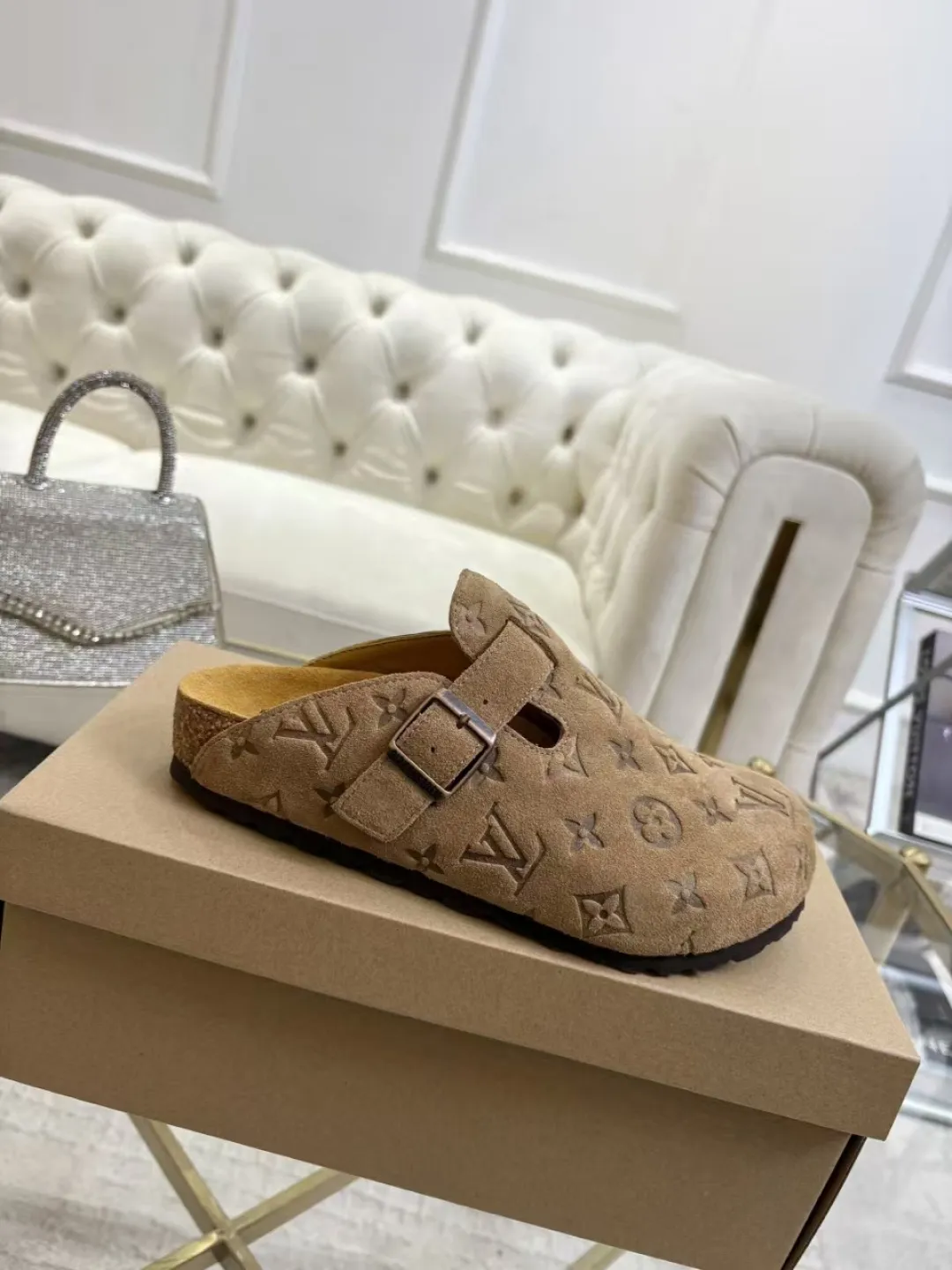 Women's p560 Men's p580 ✨ LV couple's toe-cap slippers | Full of high-end feel, you can walk with wind! ✨ This pair of LV classic toe-cap slippers is simply a "walking grass-planting machine"! Original three-dimensional embossed cowhide + cowhide fabric, the texture is high-end at first glance, and you will become a rich daughter/son in seconds ~💅 🌟 Why must you join TA? ✔️ Original embossed cowhide - clear texture but not cheap, classic presbyopia yyds ✔️ Belt buckle + metal logo - ecstatic control of details, exquisite to the heel! ✔️ Sheepskin lining + cushioned footbed - it feels like stepping on clouds ☁️, and you won’t feel tired when you go shopping~ ✔️ Non-slip rubber sole - walking is as stable as a mountain, and you are not afraid of slipping on rainy days!  👫 The best outfit for couples: Whether it’s shorts, T-shirts👕 or long skirts and suits👗, pairing these shoes with each other will immediately create a lazy and high-end atmosphere! Everyday outings/vacations, no matter what you shoot, it will look like a blockbuster📸🔥 The texture and foot feel that only the higher version can have, it is not a hit or a hit! Heartbeat is not as good as action. True love is true when both pairs are in pairs~💖 #LVcoupleslippers #高色综合 #好看不狠的 Feet #couples’ must-have
